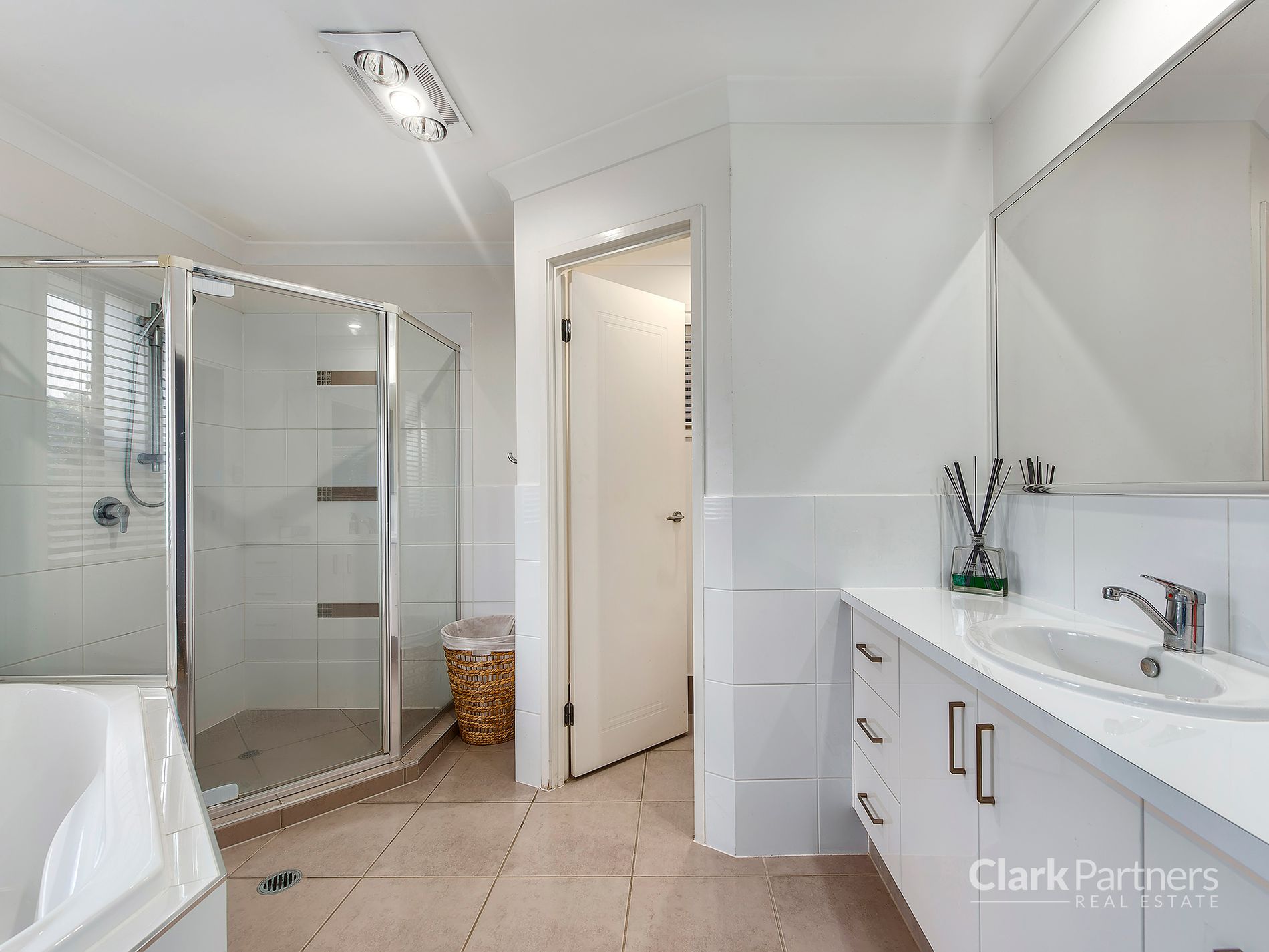 5 Curlew Court, Warner