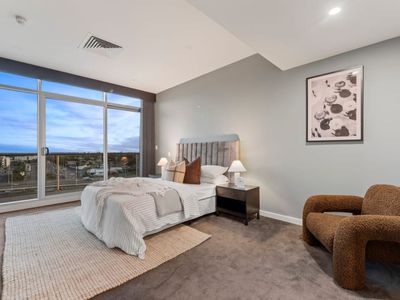 712 / 1-2 Tarni Court, New Port