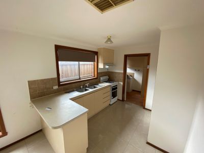 2 / 64 Songlark Crescent , Werribee