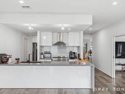 5 Meyer Crescent, Clyde North