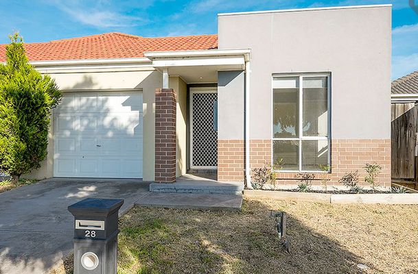 28 Lakeside Drive, Roxburgh Park
