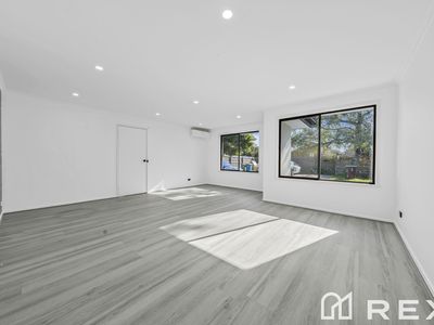 5 / 16 Heywood Crescent, Cranbourne North