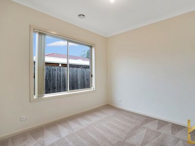 1 / 3 Bellinger Crescent, Wyndham Vale