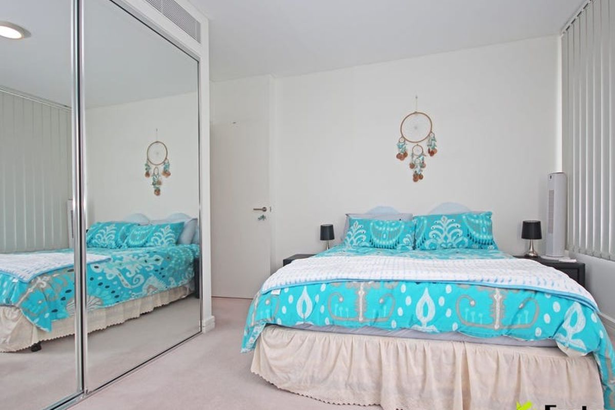 207 / 28 Peninsula Drive, Breakfast Point