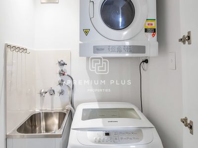 1906 / 7 Rider Boulevard, Rhodes