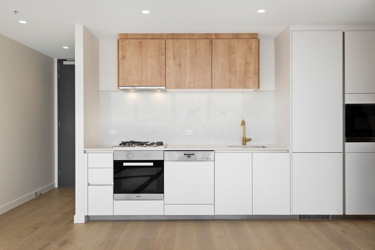 2004/23 Mackenzie Street, Melbourne