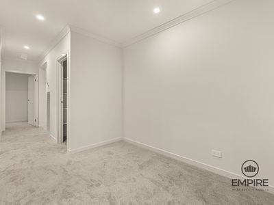 34 Guling , Clyde North