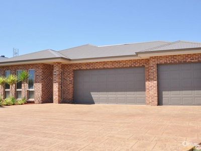 64 Dunheved Circle, Dubbo