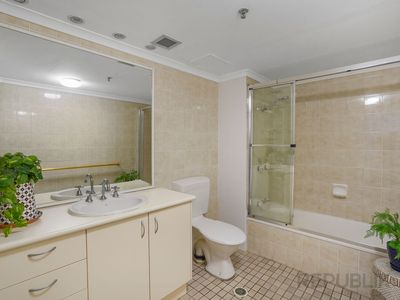 6B / 30 LAYCOCK STREET, Surfers Paradise