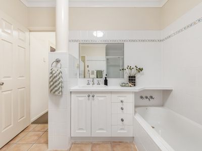 15 Blue Lake Court, Kirwan