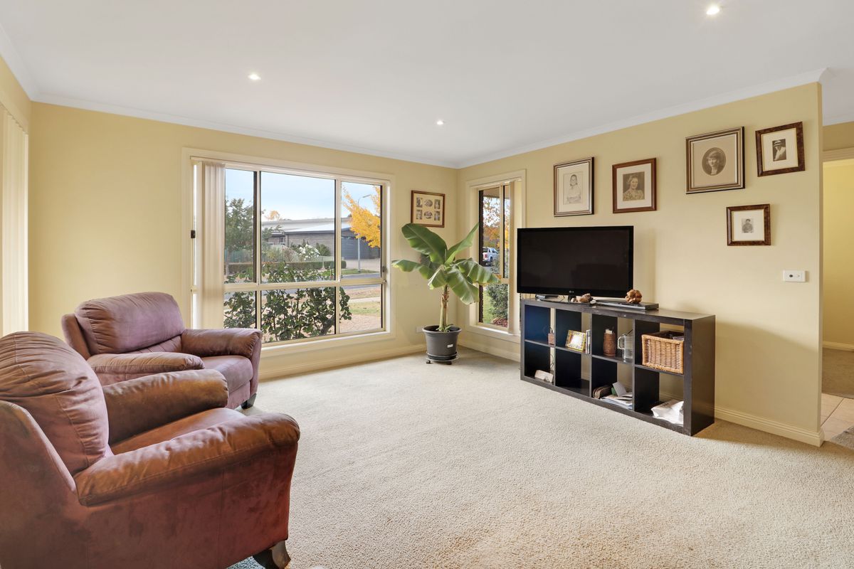 2 / 4 Cambridge Drive, Mansfield