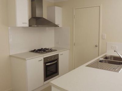 25 Lorikeet Parade, Dakabin