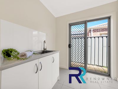 5 EMMETTS MEWS, Deer Park