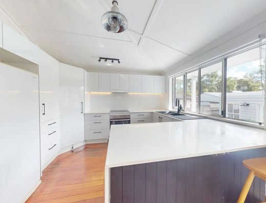 Quirky Queenslander with Studio/home office image 5