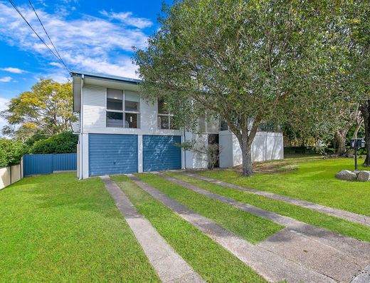  3 Bedroom Family - close to shops and schools.