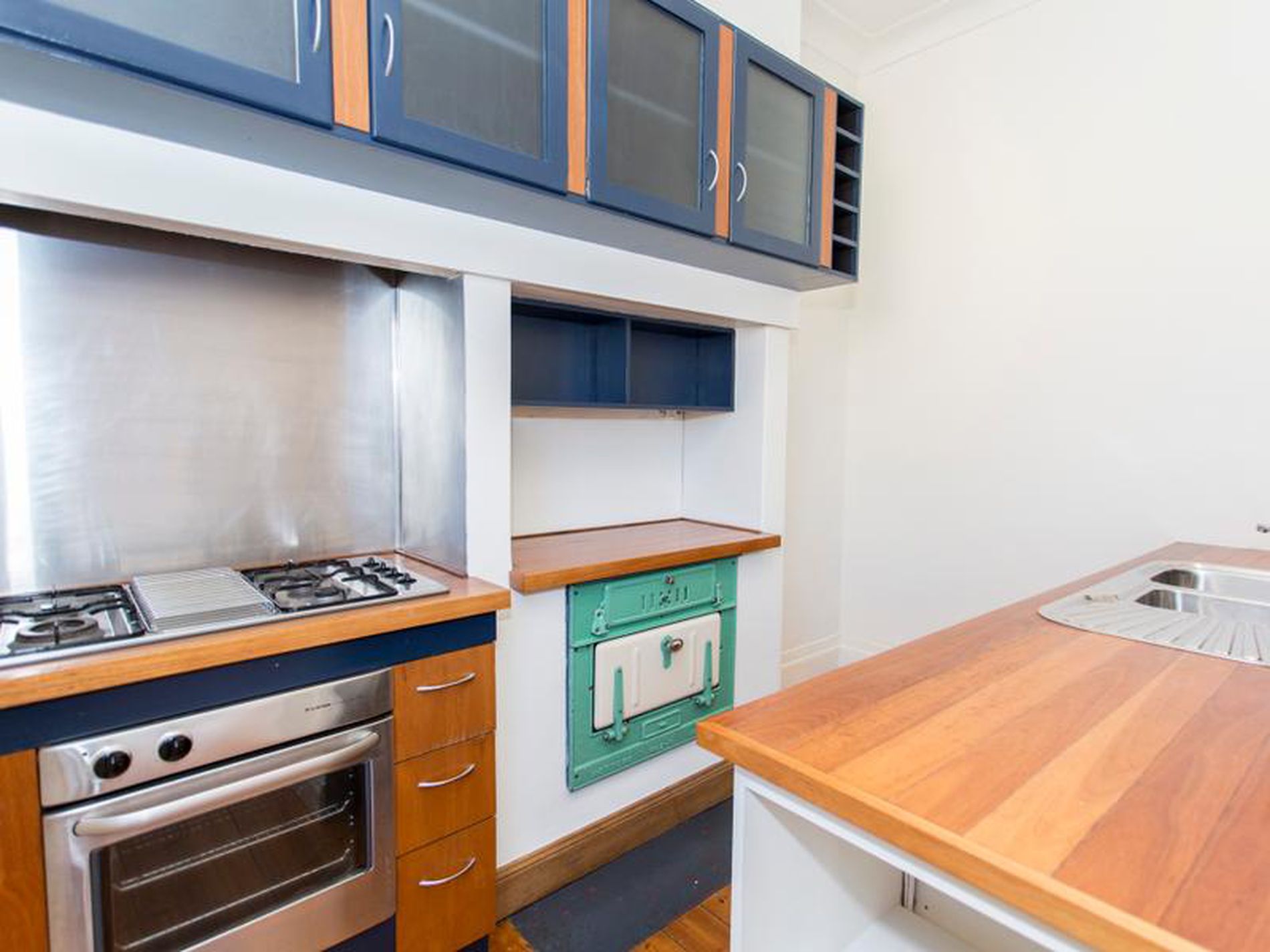 2 Long Street, Plympton