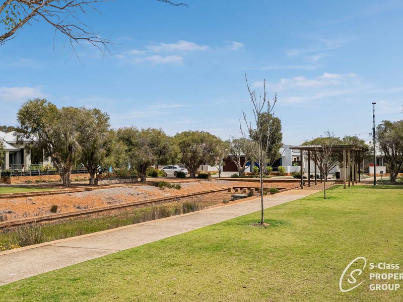 33 Barrington Avenue, Champion Lakes