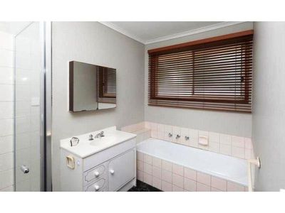 2 / 33 Parkview Close, Dandenong