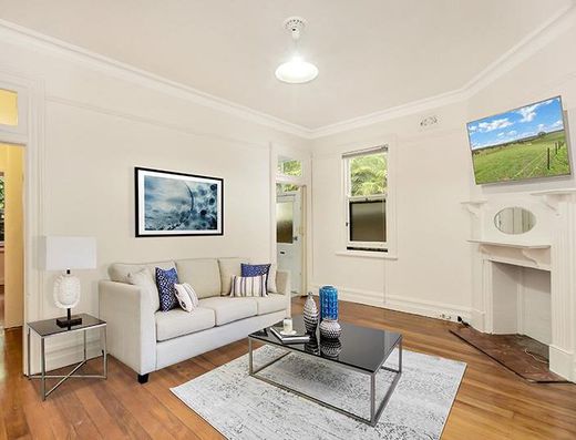 Charming Art Deco with Private Courtyard in the Heart of Double Bay