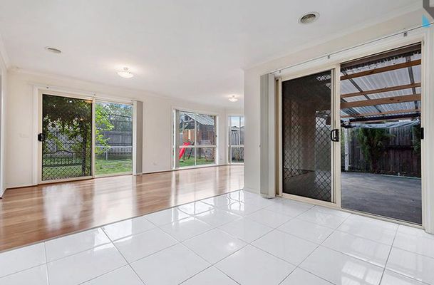 4 Ferntree Walk, Roxburgh Park