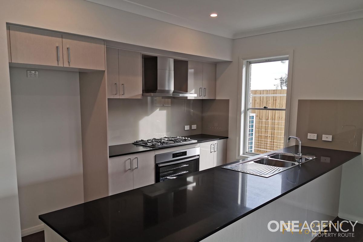 28 STONEMASON DRIVE, Norwest