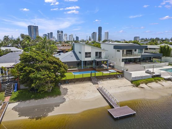 9 Gretel Drive, Mermaid Waters