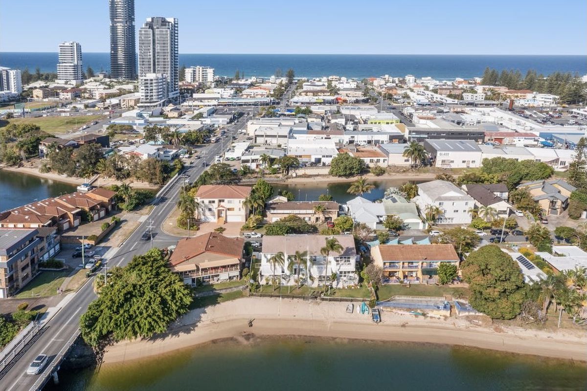 2 / 4 Orvieto Avenue, Mermaid Waters