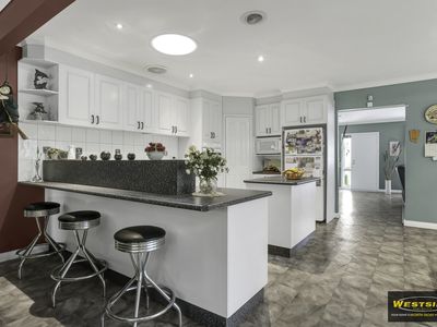 8 Church Avenue, Taylors Hill