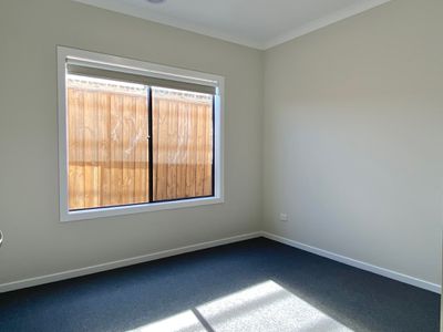 11 Nunda Way, Manor Lakes