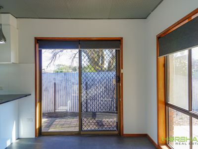 1 / 4 Searle Street, Horsham