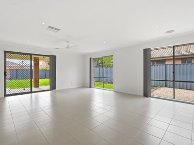 5 Niland Crescent, Point Cook