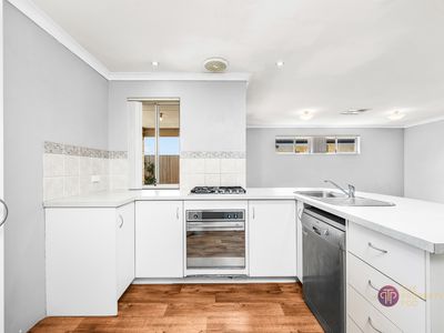 2 / 32 Barnsley Street, Queens Park