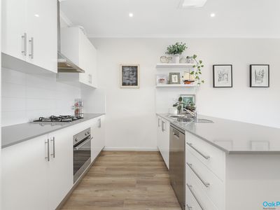 8 / 51 Curie Avenue, Oak Park