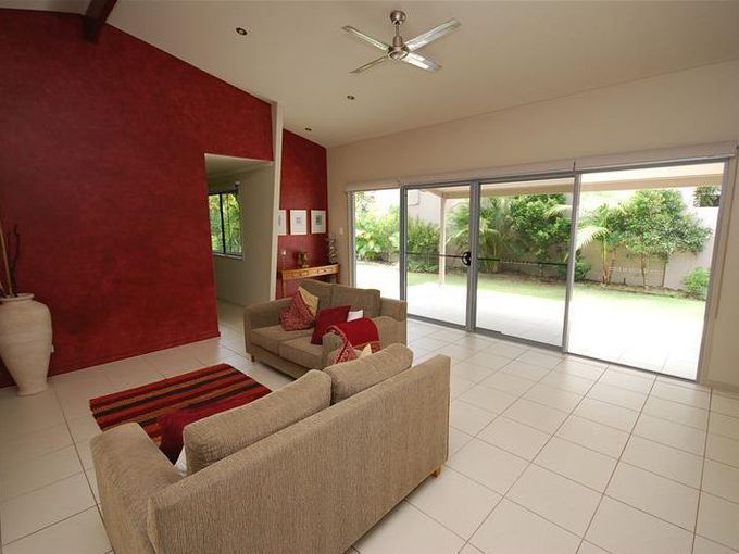 6 St Lucia Crescent, Parrearra