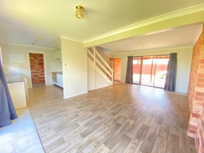 2 / 7 Forrest Crescent, Dubbo