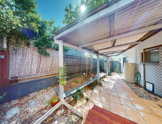 Refurbished and Close to Town in Tewantin image 8