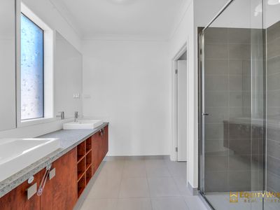 5 Swiss Way, Manor Lakes