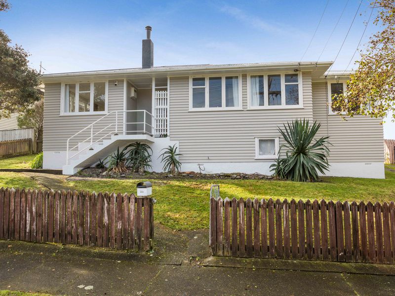 25 Davidson Crescent, Tawa