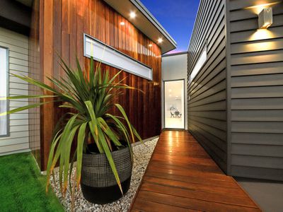 5 Commodore Place, Manly West