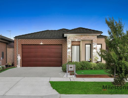 Exquisite Family Living in the Prestigious Bloom Estate, Clyde North!