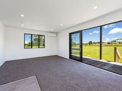 20 Journeys End, Tapora