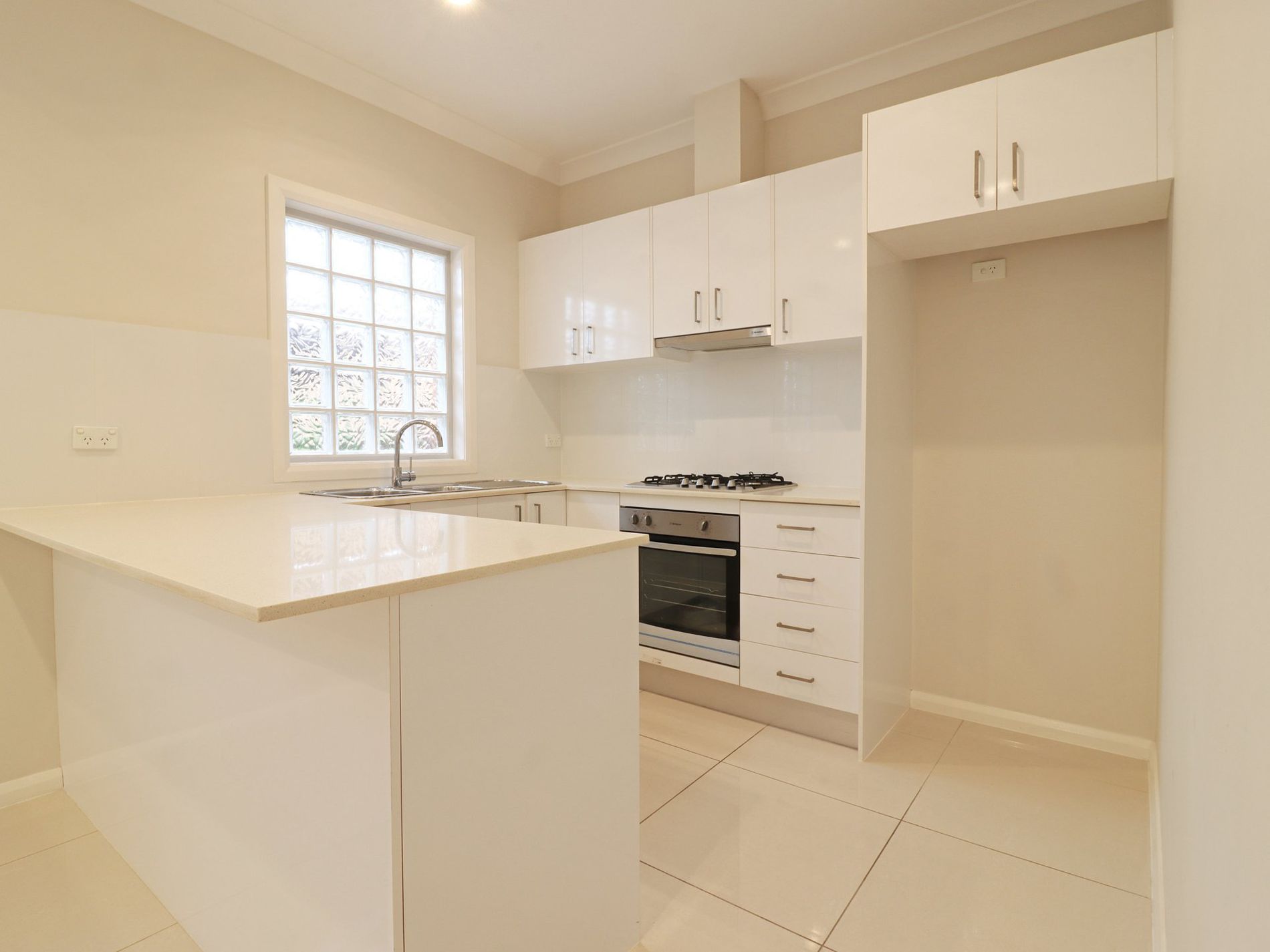 Flat / 10 Clarence Road, Rockdale