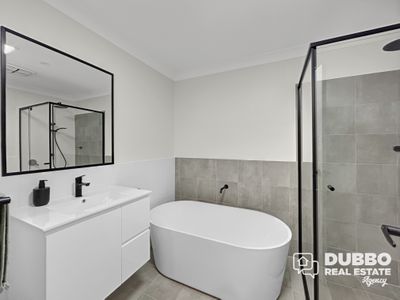 52A Dunheved Circle, Dubbo