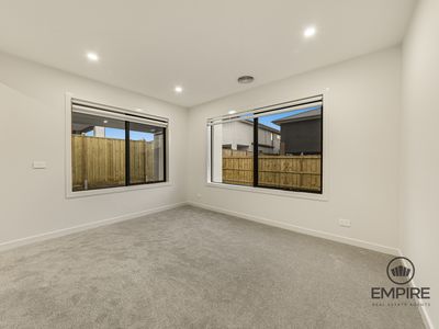 34 Guling , Clyde North