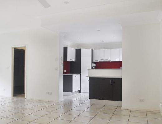 Tewantin Townhouse Close to All Amenities image 4