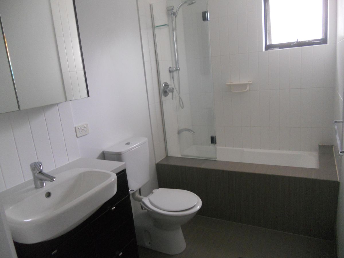 1 / 53 Lambert Road, Indooroopilly