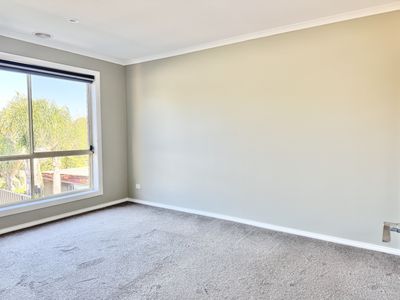 20 Bow Crescent, Manor Lakes