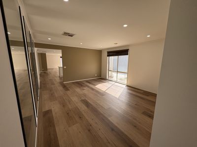 4 Dawson Crescent, Manor Lakes