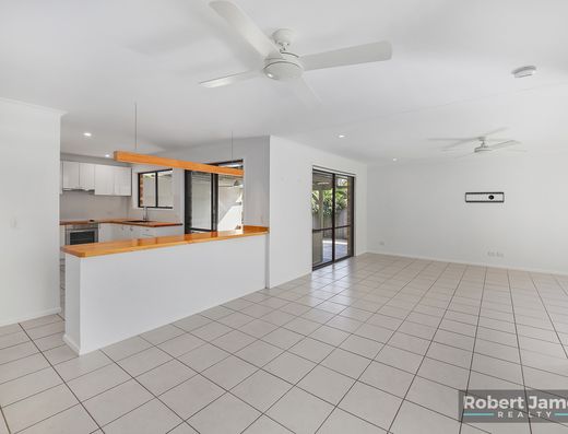 Bright and Breezy 3 Bed Home with Fruit image 7