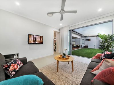 5 Commodore Place, Manly West